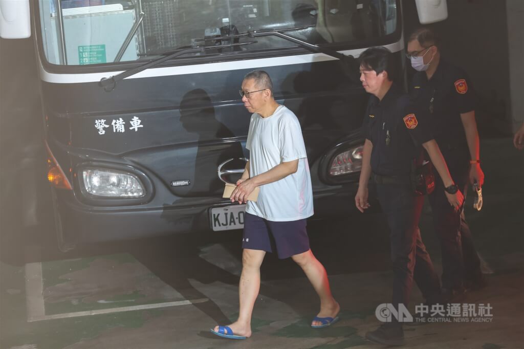 柯文哲7000萬元交保　抵北院配戴電子腳鐶