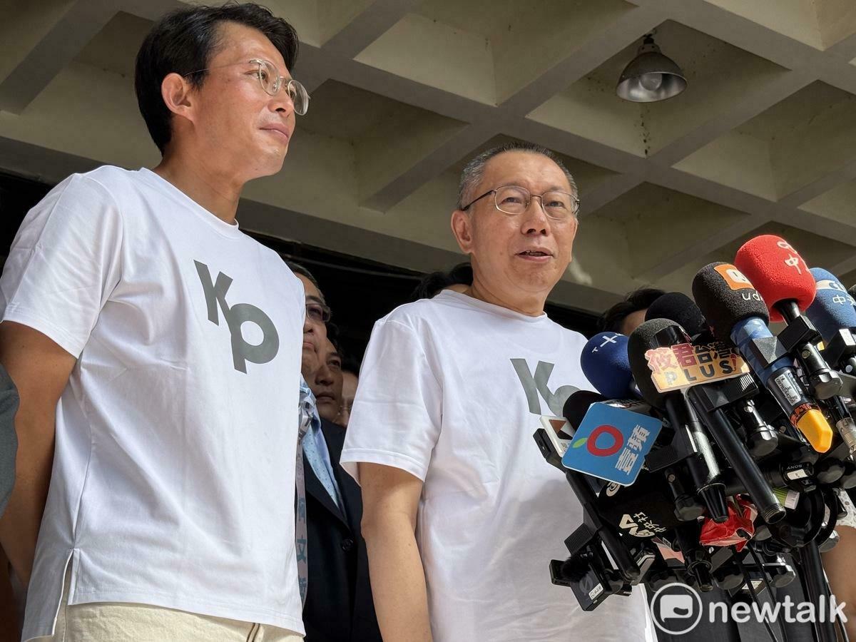  民眾黨前主席柯文哲（右）涉京華城案遭羈押禁見一年，今天終於獲交保。左為現任黨主席黃國昌。 圖：周煊惠 / 攝 