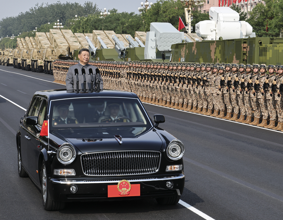 習近平校閱解放軍部隊。 圖：翻攝自新華新華網 