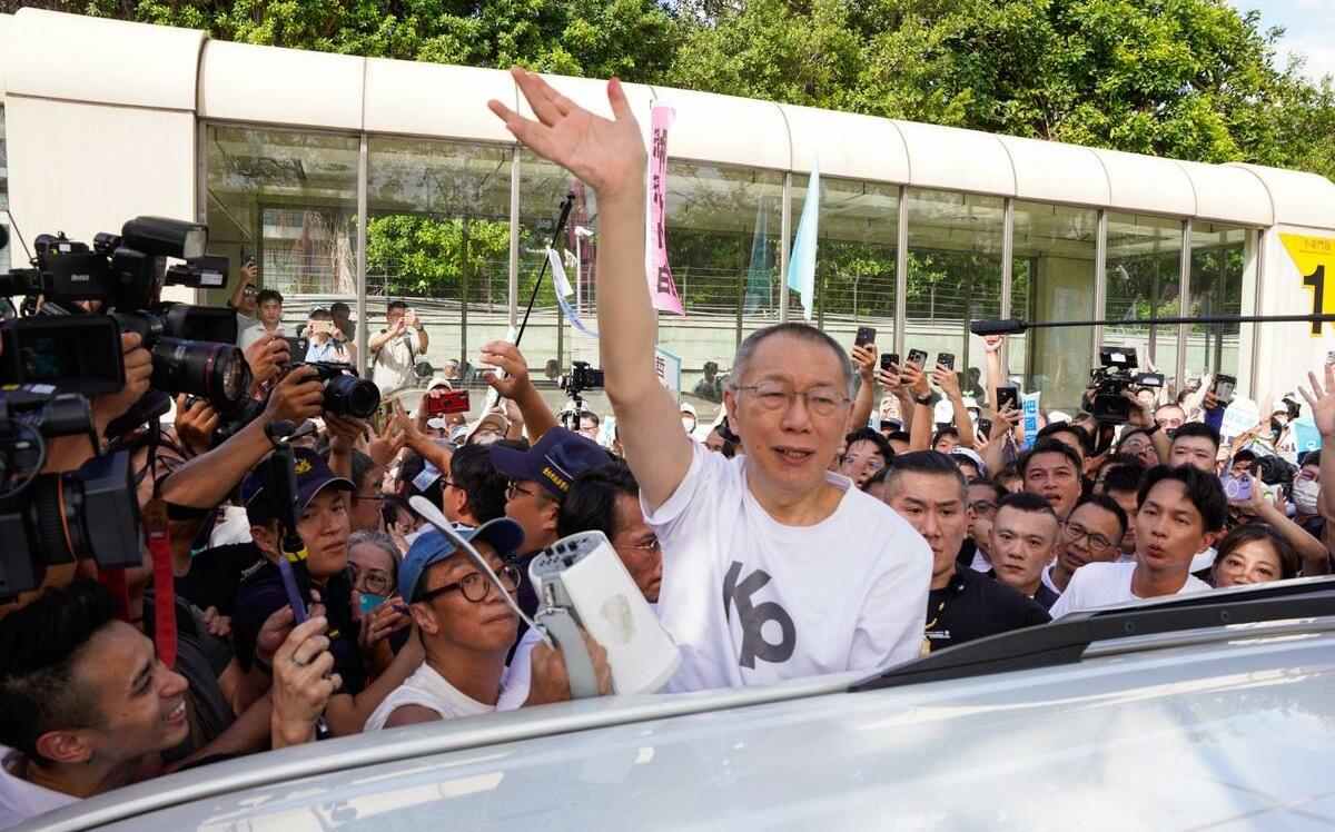 圖輯》柯文哲辦理交保 小草擠爆北院迎接阿北 