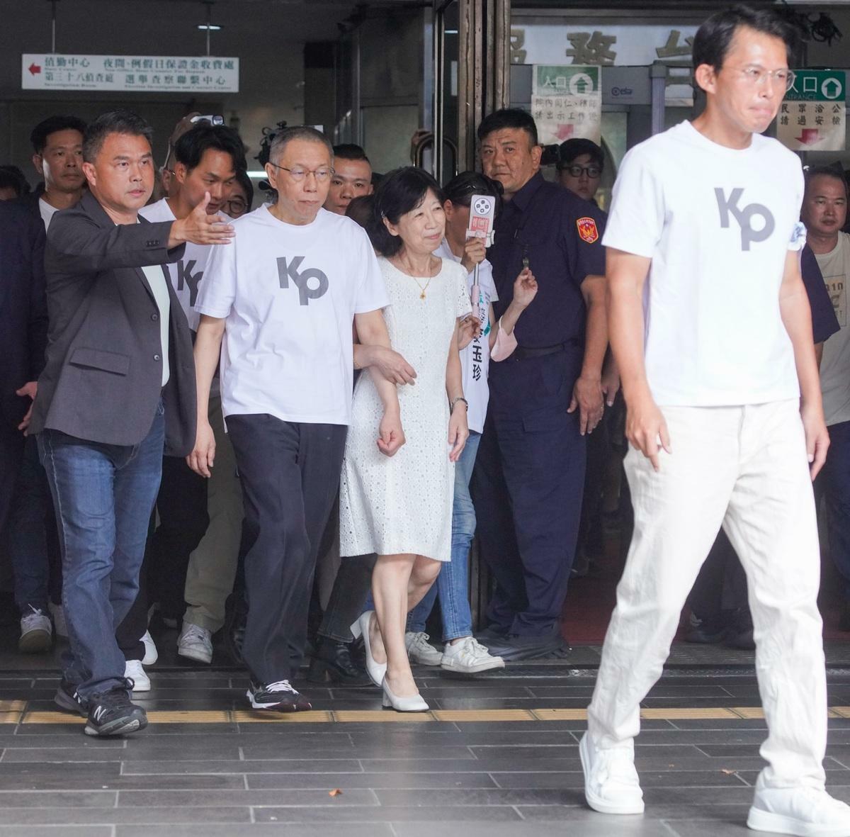  柯文哲在夫人陳佩琪和民眾黨主席黃國昌陪同下步出台北地院。 圖：張良一 / 攝