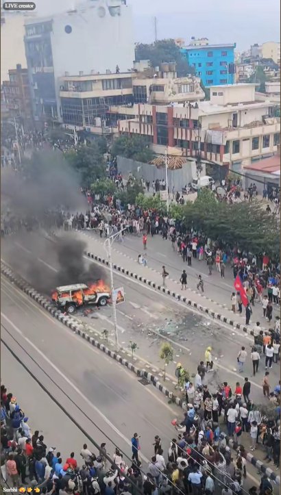警方則以水砲、催淚瓦斯、橡膠子彈，甚至實彈鎮壓人群。醫院通報至少 17 人在加德滿都死亡，另有 2 人在東部城市伊塔哈里喪生。超過 100 人受傷，其中包括 28 名警察。 圖:翻攝自X帳號@Kshitij45__