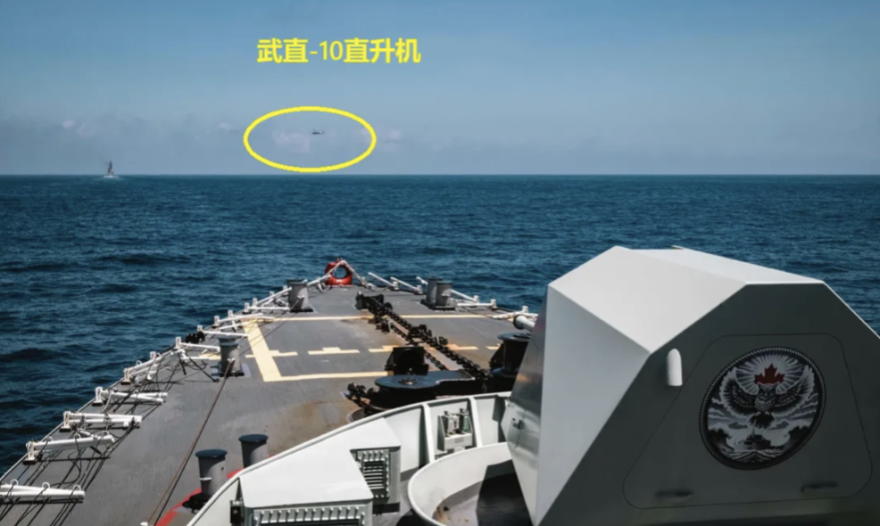  中國武直-10 直升機對西方艦艇實施監視，並對其艦載直升機發出警告驅離。 圖：擷取自《騰訊網》 