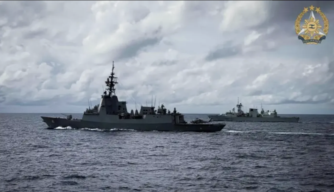  澳洲驅逐艦「布里斯本號」（HMAS Brisbane）與加拿大巡防艦「魁北克市號」（HMCS Ville de Québec）攜手通過台灣海峽，挑動中國敏感神經。 圖：擷取自《騰訊網》 