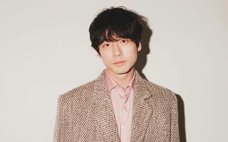 男神崩壞？坂口健太郎爆三角戀「有女友還劈腿女星」