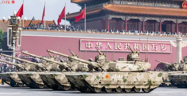  中國透過「九三閱兵」的機會，對外公開展示多款已經在解放軍服役的新型裝備，其中就包含「 100 式主戰坦克」的第四代坦克。 圖：翻攝自 騰訊網 海事先鋒 