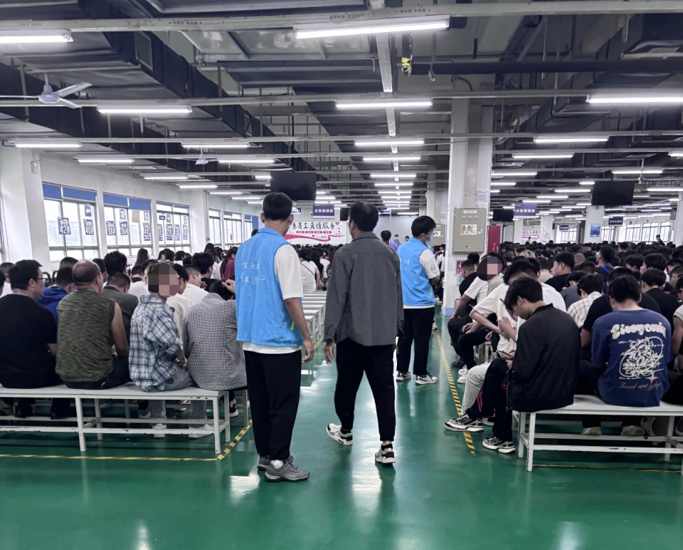  中國鄭州的富士康招募中心門口在蘋果發佈會前三日便開始湧現應聘人潮。 圖：翻攝自 界面新聞 