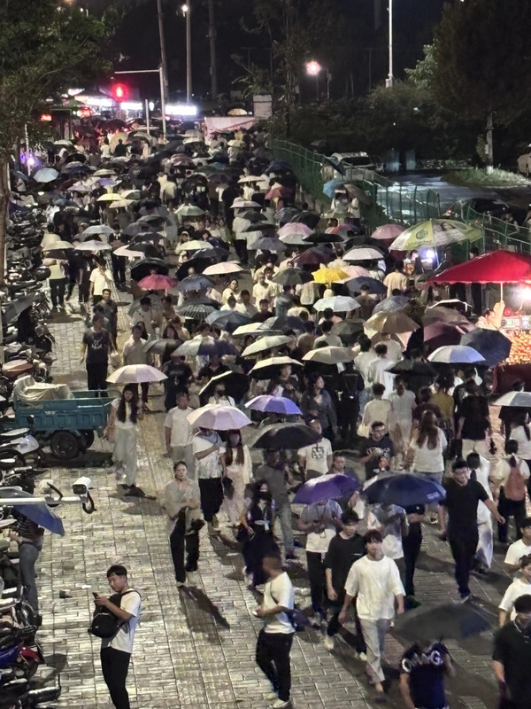  中國鄭州的富士康招募中心門口在蘋果發佈會前三日便開始湧現應聘人潮。 圖：翻攝自 界面新聞 