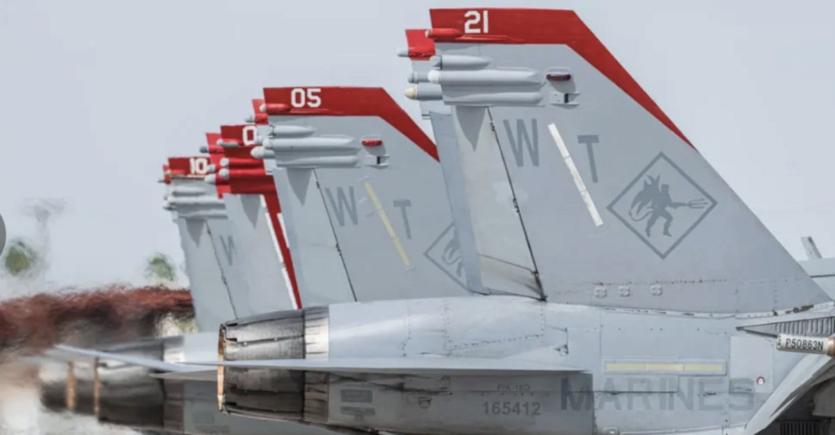  美國 F/A-18D「大黃蜂」戰機尾翼。 圖：擷取自《騰訊網》 