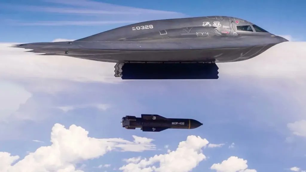 美軍 B-2 轟炸機使用 GBU-57 巨型鑽地炸彈，對伊朗的軍事基地、核設施等關鍵目標發動攻擊。 圖：翻攝自 X Dee Knight 