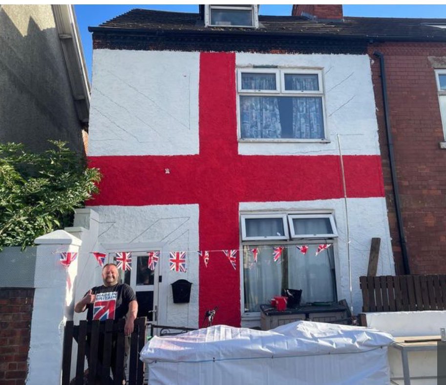  英國男子在自家掛英格蘭國旗被拆除後，憤而將房屋整個牆面漆成國旗。 圖：翻攝自 X 