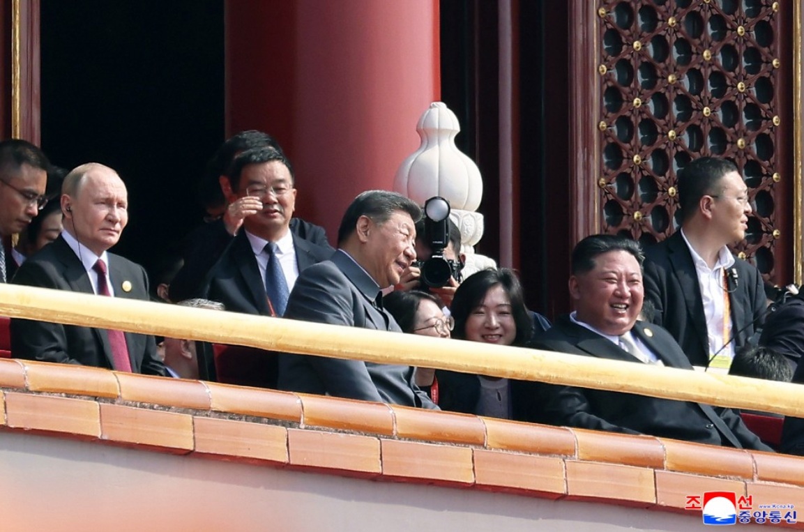  中國九三閱兵，中國國家主席習近平與北韓領導人金正恩在觀禮台上有說有笑。 圖：翻攝朝中社