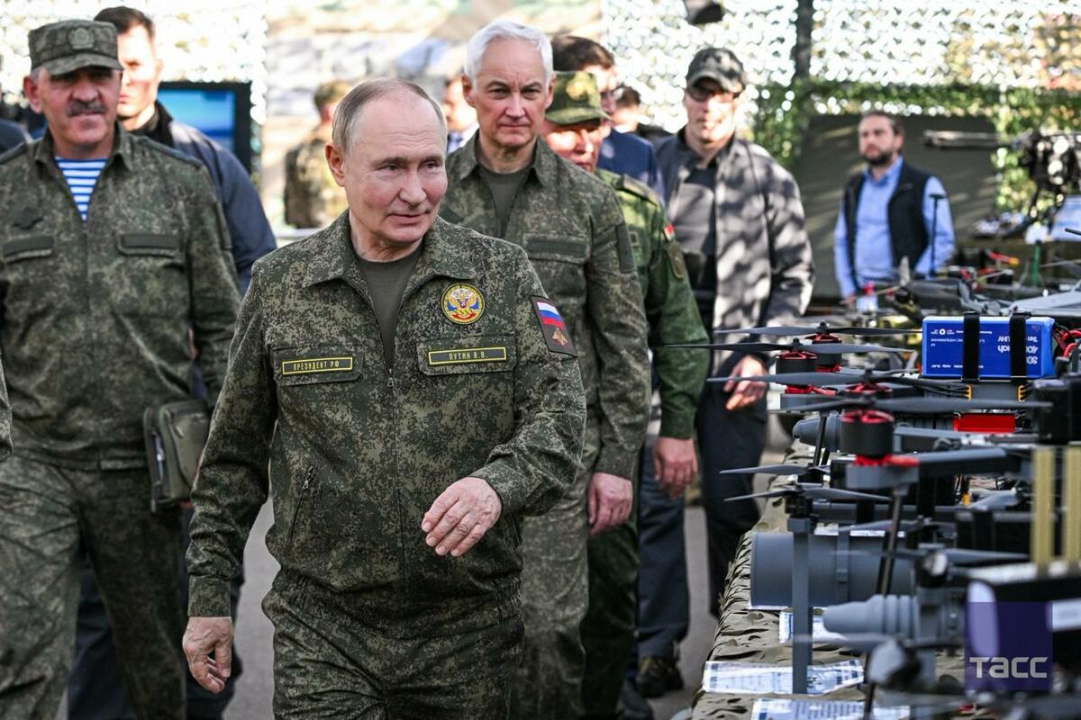  普丁參觀「Zapad-2025」軍事演習。 圖：翻攝自 X《Recon 