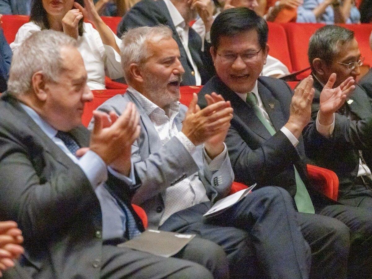  外交部長林佳龍與義大利眾議員歐希尼（Andrea_Orsini_，左一）及狄巴爾巴（Mauro_Del_Barba，左二）共同欣賞「優人神鼓」的演出。 圖：外交部提供 