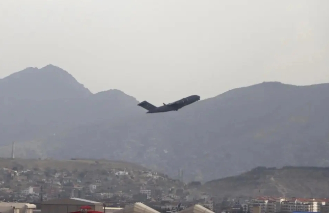  2021年八月，美軍撤離阿富汗巴格拉姆空軍基地的最後一架班機。 圖 : 翻攝自觀察者網 