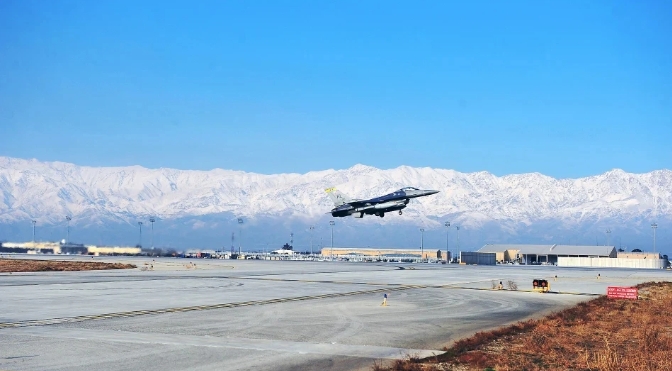  2021年八月，美軍在阿富汗巴格拉姆空軍基地的戰機起飛，陸續開始撤離。 圖 : 翻攝自觀察者網 