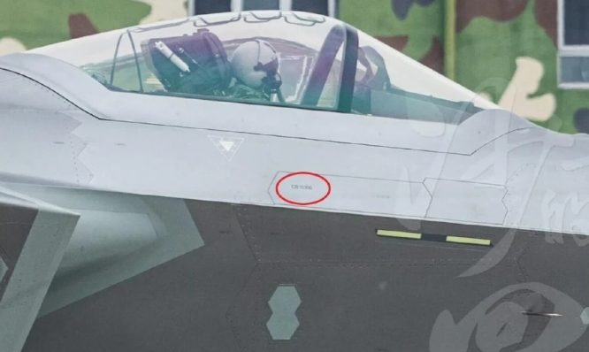 解放軍第三百架殲-20戰機，編號CB10300，出現在長春航空展。 圖 : 翻攝自利刃 