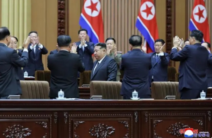  北韓官員起立鼓掌，向金正恩致意。 圖 : 翻攝自朝中社 