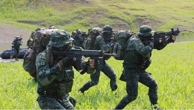 在美國對台軍事支持方面，民眾看法呈現分歧。對於美國是否會持續提供台灣軍事援助與軍售，44% 表示有信心，47% 沒有信心，另有9% 沒有意見。 圖 : 翻攝自海風看世界 