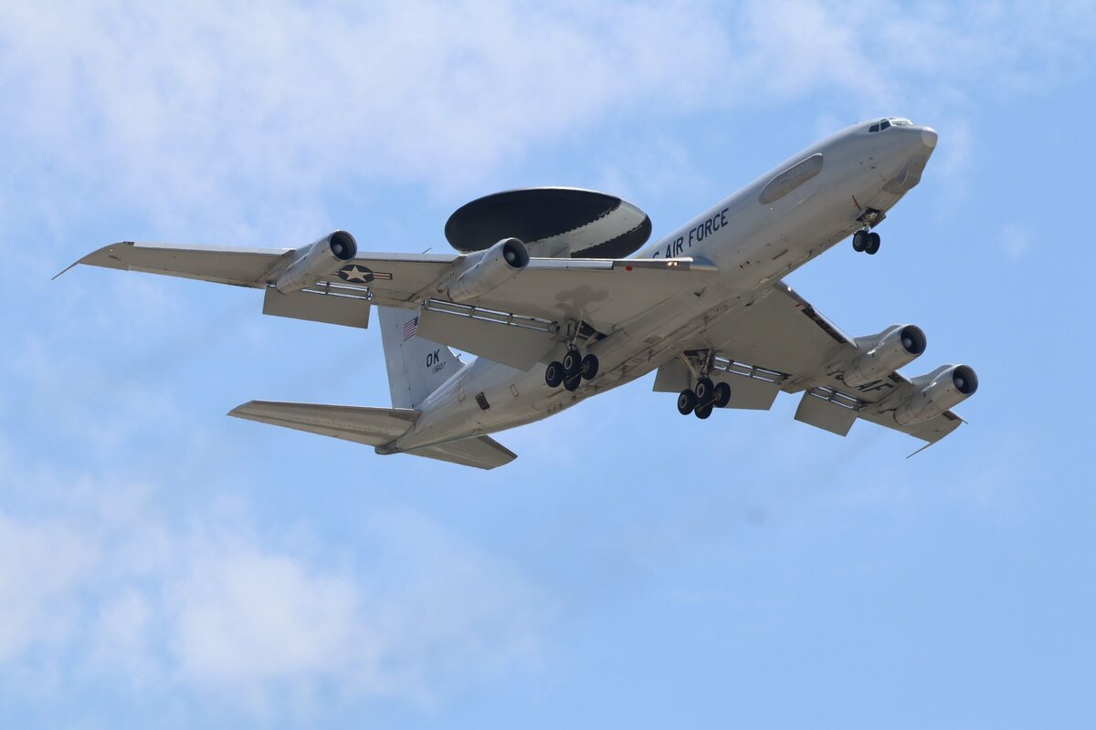 E-3 預警機自 1970 年代服役以來，一直是聯軍空戰管理的核心，但其老舊的波音 707 機體和過時技術，使維護成本在 2030 年代中期可能達到 100 億美元。 圖:翻攝自X帳號@SFJET147