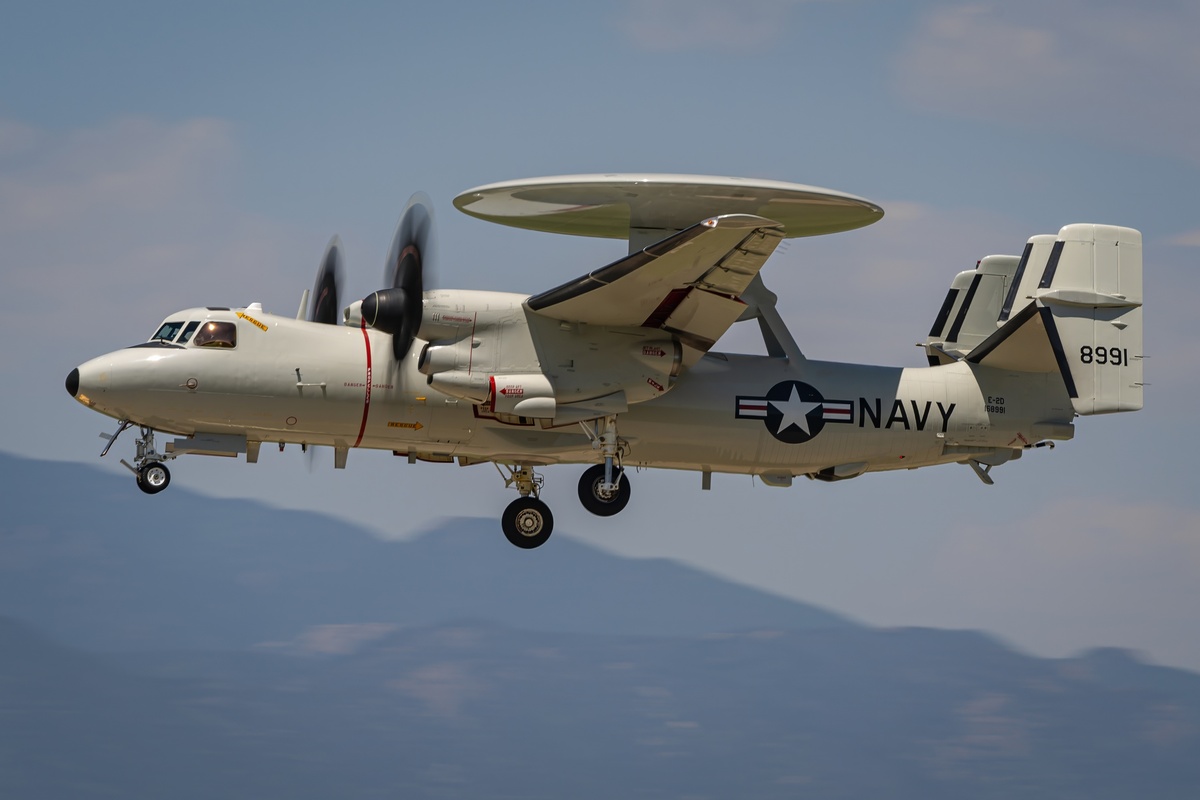 先前五角大廈提出依賴天基感測器與海軍 E-2 飛機的方案，風險極高。 圖:翻攝自X帳號@GDevorePhotos