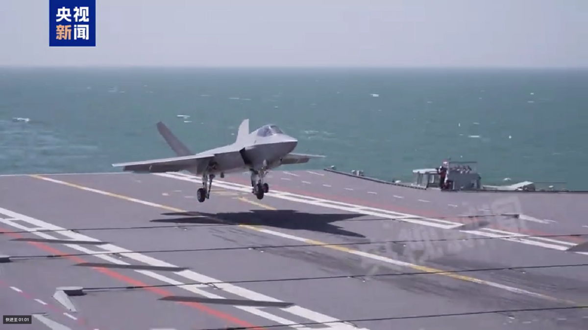  據中國解放軍透露，殲-15T、殲-35 和空警-600 三型艦載機，已成功在福建艦上完成首次彈射發射與著艦訓練。 圖:翻攝自影片 