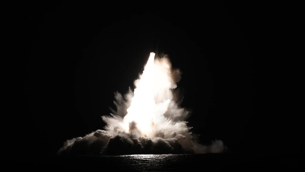  美國海軍成功試射四枚「三叉戟II D5型」潛射彈道飛彈（SLBM）。 圖：翻攝自 X 