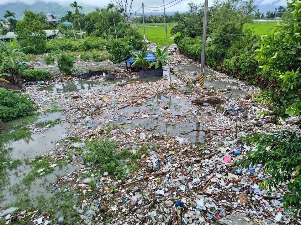 李鴻源說，現階段應聚焦救災與復原，尤其是大量垃圾與淤泥清理，並呼籲停止政治口角。 圖：取自花蓮同鄉會臉書