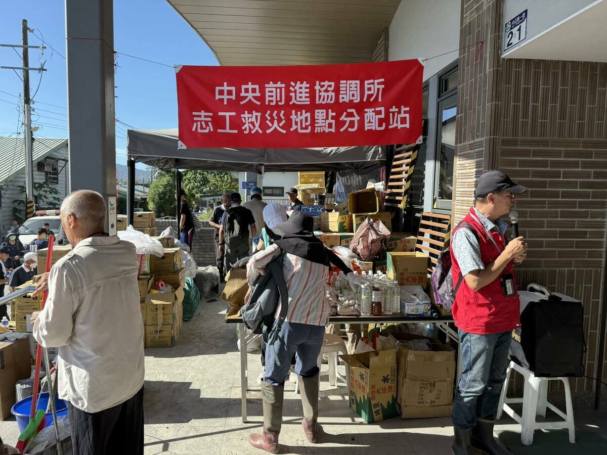  經濟部今（28）日表示，為讓救援行動更具秩序，將針對不同區域進行志工分流調度，並啟動住宿媒合機制。 圖/取自劉哲瑋（Lâu Thiat Uí）臉書粉專 