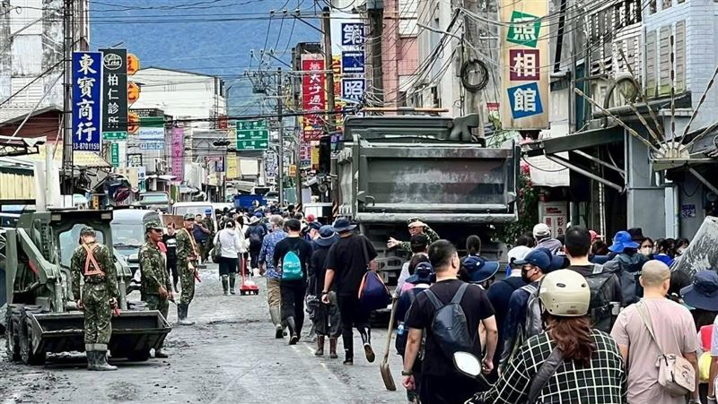  許多救災志工自行攜帶鏟子與雨鞋，被網友親切稱為「鏟子超人」。 圖：台鐵提供（資料照） 