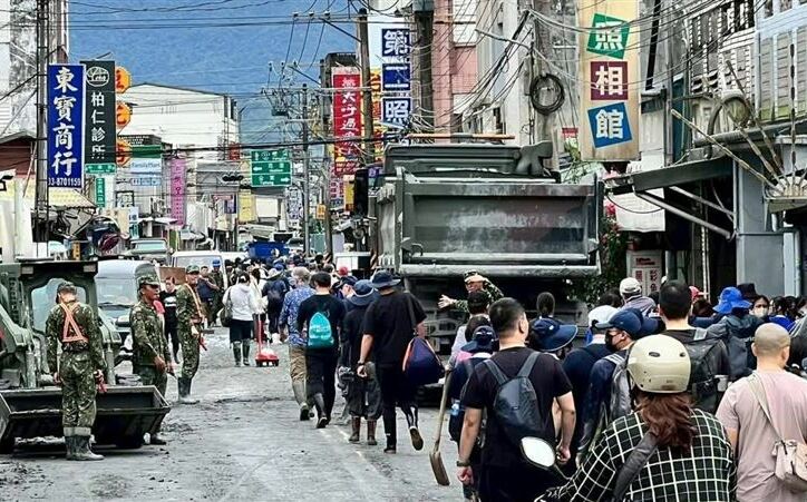 光復災區粉塵驚人 網友：「衣物能丟就丟」疾管署示警傳染病風險