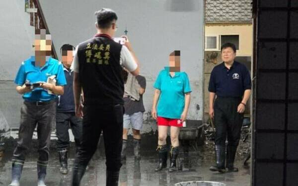 災民忙清淤傅崐萁「擺拍」遭轟！花蓮教師怒 : 夫妻倆在搞什麼？