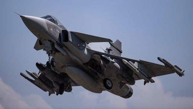  瑞典將向烏克蘭提供紳寶集團生產的 JAS-39 「鷹獅」戰機，進一步強化烏克蘭對俄軍目標的打擊能力。圖為「鷹獅」戰機。 圖：翻攝自 @nexta_tv X 帳號 