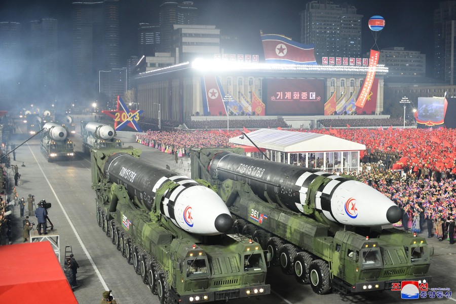  北韓紀念勞動黨成立80週年進行盛大閱兵式，包括車輛及軍事裝備的轉移活動，預計參與人數達數萬人。 圖：翻攝朝中社（資料照） 