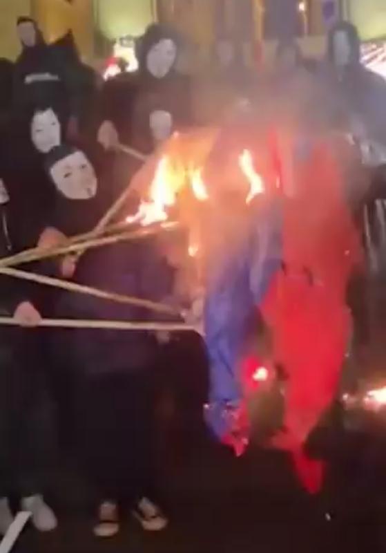  部分抗議群眾則在街頭築起臨時路障，並焚燒俄羅斯國旗。 圖：翻攝自 X 