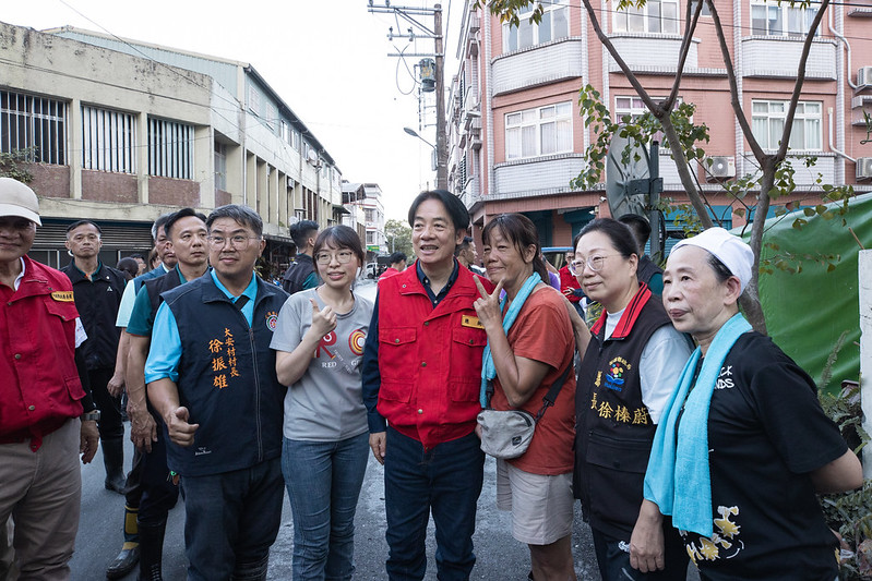  賴清德總統 (中)、花蓮縣長徐榛蔚赴光復鄉災區視察。 圖：總統府/提供 