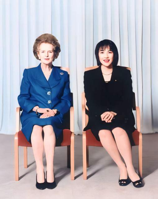 高市早苗(右)年輕時與自己最尊敬的政治家—英國前首相柴契爾夫人合影。 圖: 翻攝自矢板明夫俱樂部FB 