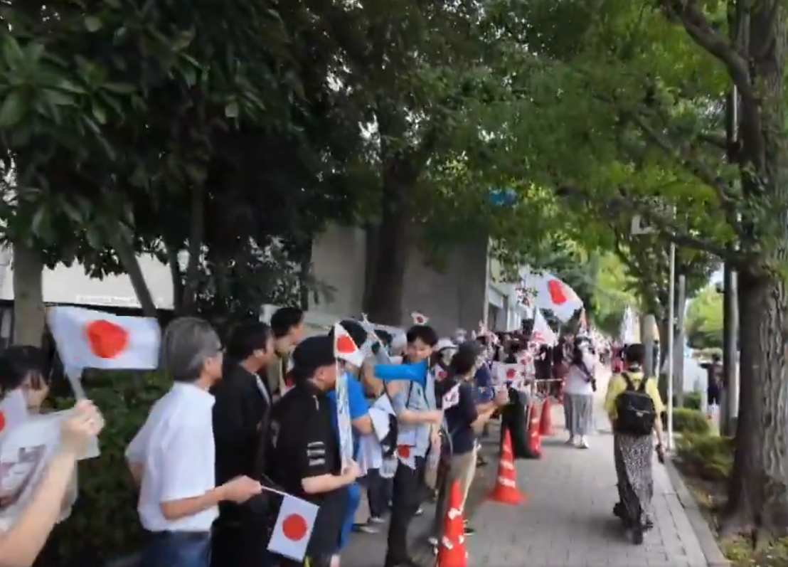 石破茂執政末期曾爆發反移民、反消費稅的抗議。圖：翻攝自 X《尾上太郎》