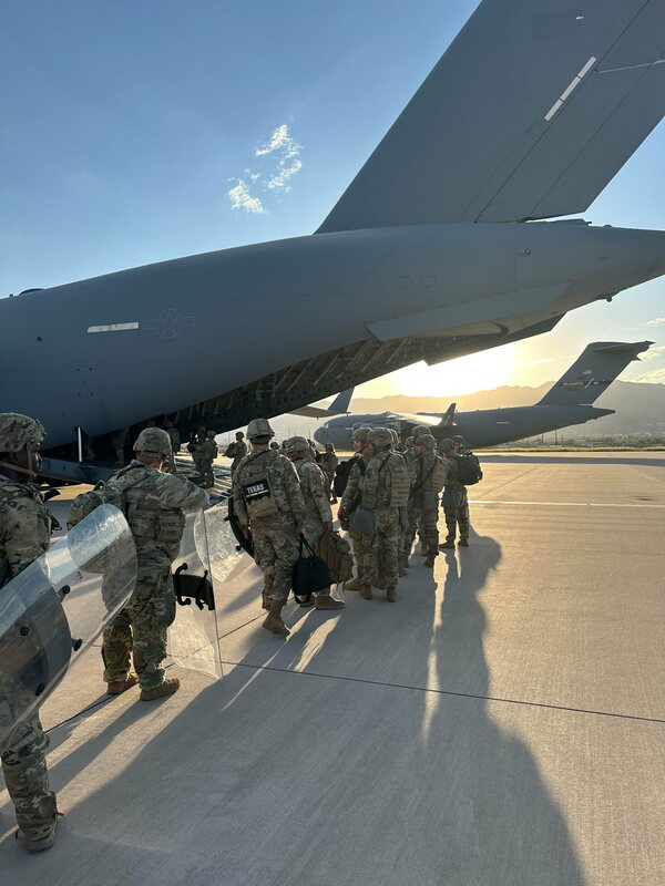 美軍 C-17 運輸機可載運大量人員與裝備。 圖：翻攝自 X《Greg Abbott》 