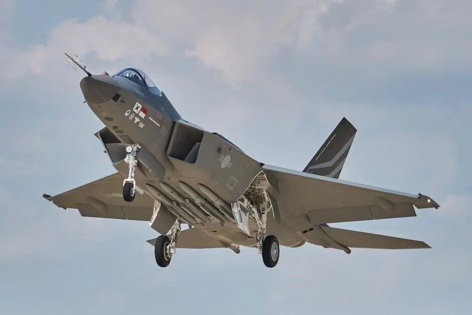  印尼空軍飛行員上（9）月30日首次登上韓國自製第五代戰機KF-21「獨立型」（Boramae）的雙座原型機。 圖：翻攝自 騰訊新聞@地球編輯 
