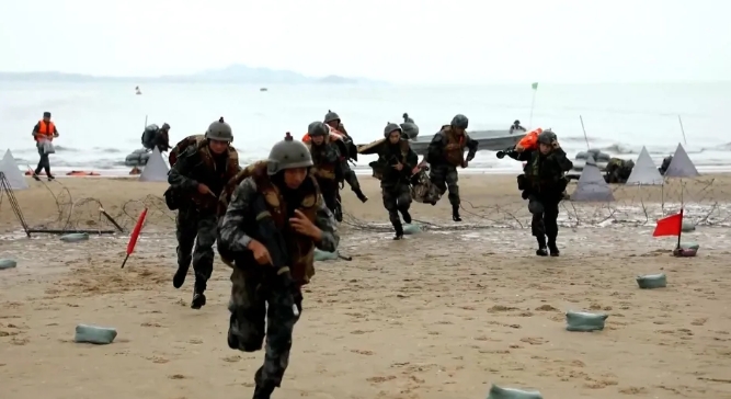  中共對台灣的威脅不斷。圖為解放軍兩棲登陸演習。 圖 : 翻攝自中國軍網 