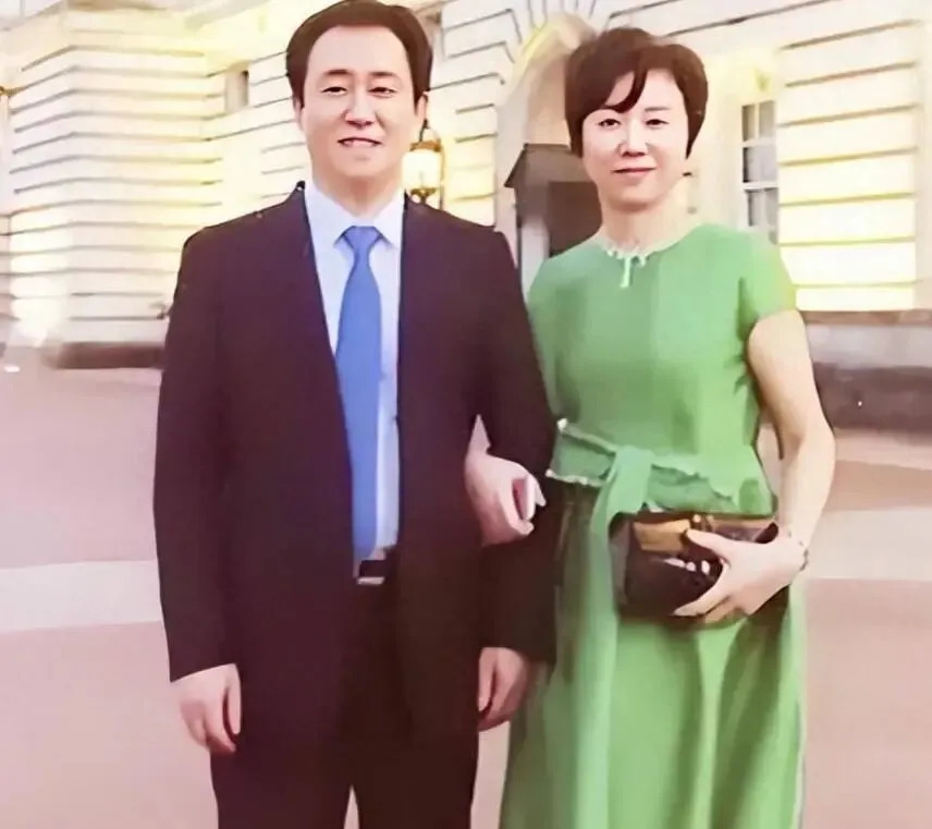 恒大集團創辦人許家印與妻妻丁玉梅，外傳兩人2023年的離婚是為「保全財產」。 圖：翻攝自 騰訊新聞@直新聞 