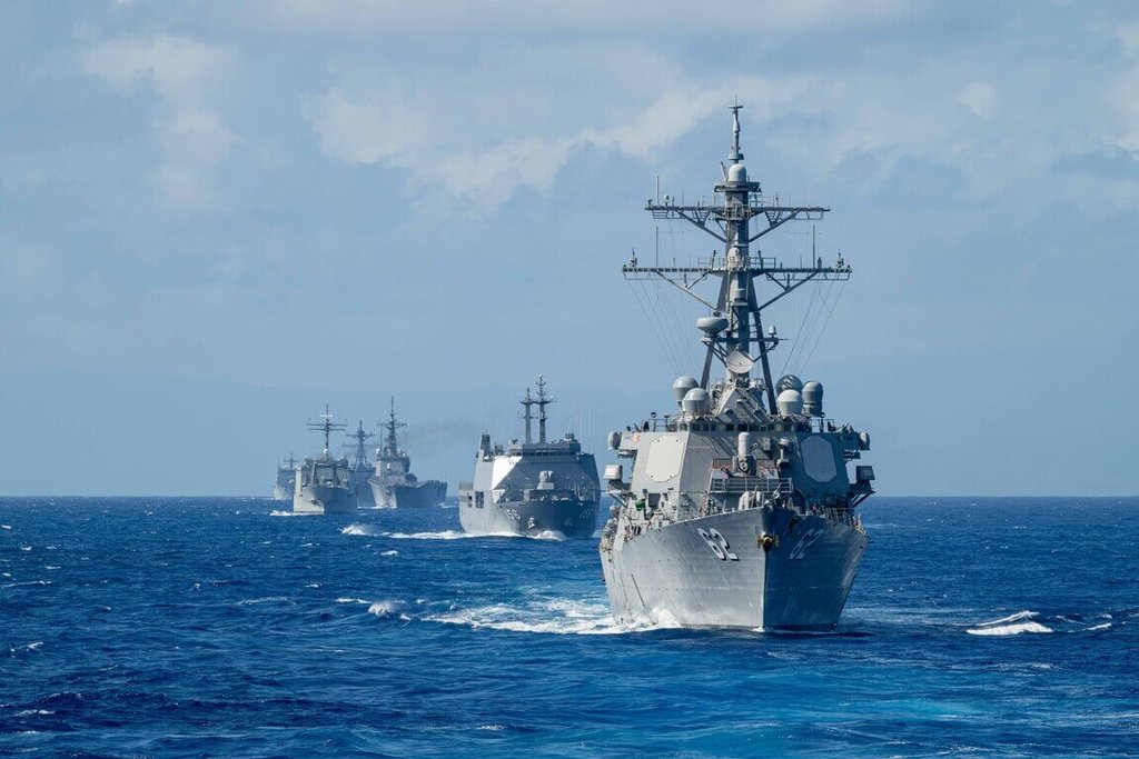  圖為2024年環太平洋軍演近40艘軍艦在海上編隊航行。 圖：美國軍聞網站「國防視覺資訊發布服務單位」提供 