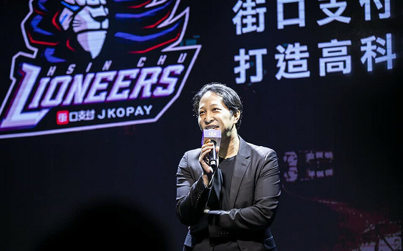 街口支付胡亦嘉對女檢察官「比中指」!開庭先道歉再嗆「再比100次也不夠」