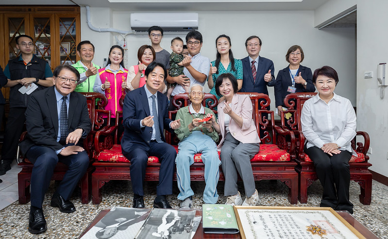  賴清德探望百歲人瑞陳活森先生。 圖：總統府提供 