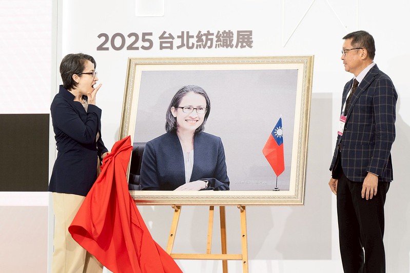  蕭美琴揭開紅幕好吃驚 圖：總統府提供 