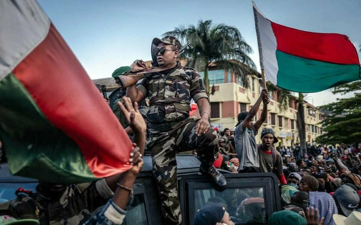 (影) 馬達加斯加爆發政變！總統潛逃出國 反對派認為政權已落入軍方手中