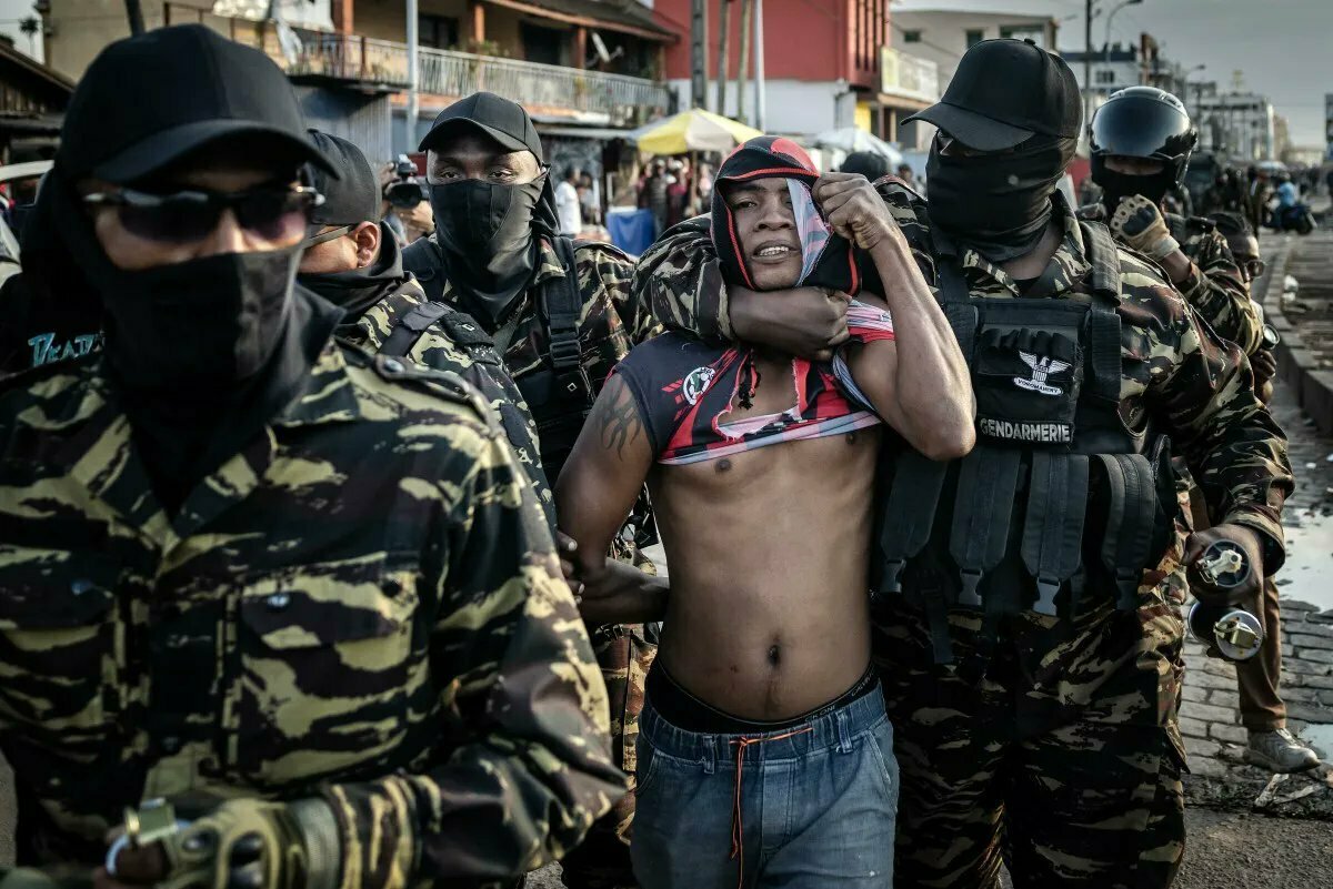  警方在抗議最初幾天暴力鎮壓抗議者，造成至少 22 人死亡，100 多人受傷。圖：翻攝自 X《Al Jazeera English》