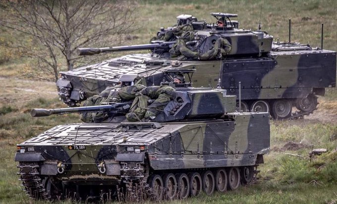  丹麥政府宣布向瑞典採購 44 輛新款 CV90-35IIIC 步兵戰車來防衛領土。 圖：翻攝自 @Bill1st1 X 帳號 