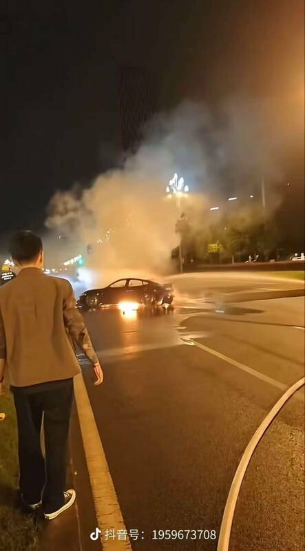 一輛小米 SU7 電動車因超速行駛失控，與中央綠化帶發生碰撞後翻滾至對向車道並起火燃燒，車主因車門打不開死亡。 圖：翻攝自Ｘ／@tutulifestyle 